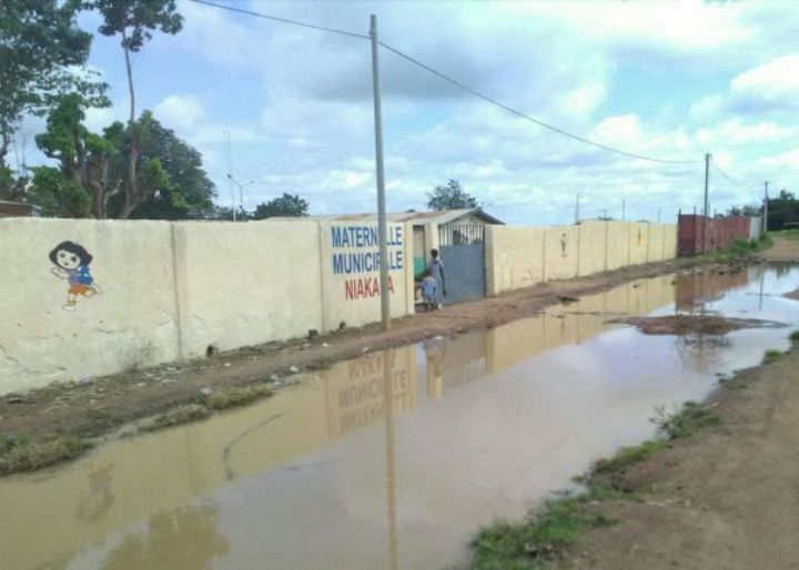 Côte d’Ivoire /Une grosse flaque d’eau à l’entrée de la maternelle municipale de Niakara inquiète les parents d’élèves